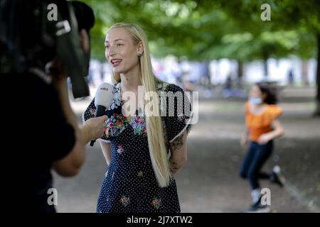 2022-05-11 13:36:10 TURIN - S10 pendant un moment avec la presse après la première demi-finale du Concours de chanson d'Eurovision. L'auteur-compositeur-interprète représente les pays-Bas avec la chanson de Diepte. ANP SANDER KONINGTURIJN - S10 lors de la conférence de presse après la première demi-finale du Concours Eurovision de la chanson. L'auteur-compositeur-interprète a obtenu une place dans la finale du festival de chant avec la chanson de Diepte. ANP SANDER KING netherlands Out - belgique Out Banque D'Images
