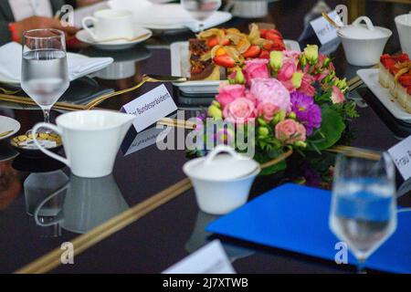 Quedlinburg, Allemagne. 11th mai 2022. Le « Président fédéral » peut être lu sur un panneau placé sur une table basse. Le deuxième jour de la visite du chef d'État à Quedlinburg se caractérise par des échanges et des discussions. Des personnes de la société civile et des entreprises ont été invitées à la "Table-café controversée". Entre autres choses, les questions locales, la pandémie de Corona et les conséquences de la guerre d'Ukraine devaient y être discutées. Par la suite, le Président fédéral prévoit de visiter la Galerie Lyonel Feininger. Credit: Klaus-Dietmar Gabbert/dpa/Alay Live News Banque D'Images