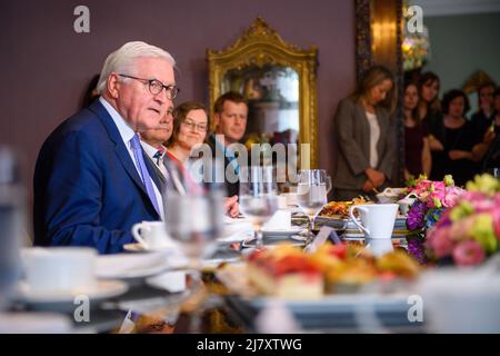 Quedlinburg, Allemagne. 11th mai 2022. Le président fédéral Frank-Walter Steinmeier (l) souhaite la bienvenue à ses invités à la « Table-café controversée ». Le deuxième jour de la visite du chef de l'État à Quedlinburg a été dominé par les échanges et les discussions. Des personnes de la société civile et des entreprises ont été invitées à la table du café controversée. Il devrait y aborder entre autres les sujets locaux, la pandémie de Corona et les conséquences de la guerre d'Ukraine. Par la suite, le Président fédéral prévoit de visiter la Galerie Lyonel Feininger. Credit: Klaus-Dietmar Gabbert/dpa/Alay Live News Banque D'Images