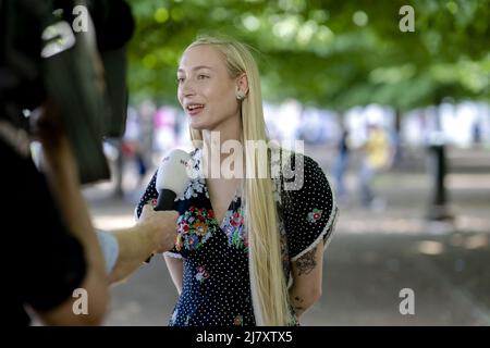 2022-05-11 13:35:58 TURIN - S10 pendant un moment avec la presse après la première demi-finale du Concours de chanson d'Eurovision. L'auteur-compositeur-interprète représente les pays-Bas avec la chanson de Diepte. ANP SANDER KONINGTURIJN - S10 lors de la conférence de presse après la première demi-finale du Concours Eurovision de la chanson. L'auteur-compositeur-interprète a obtenu une place dans la finale du festival de chant avec la chanson de Diepte. ANP SANDER KING netherlands Out - belgique Out Banque D'Images