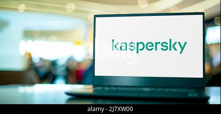 POZNAN, POL - APR 7, 2022 : ordinateur portable affichant le logo de Kaspersky Lab, un fournisseur multinational de cybersécurité et d'anti-virus dont le siège est à Mo Banque D'Images