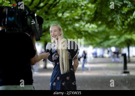 2022-05-11 13:36:33 TURIN - S10 pendant un moment avec la presse après la première demi-finale du Concours de chanson d'Eurovision. L'auteur-compositeur-interprète représente les pays-Bas avec la chanson de Diepte. ANP SANDER KONINGTURIJN - S10 lors de la conférence de presse après la première demi-finale du Concours Eurovision de la chanson. L'auteur-compositeur-interprète a obtenu une place dans la finale du festival de chant avec la chanson de Diepte. ANP SANDER KING netherlands Out - belgique Out Banque D'Images