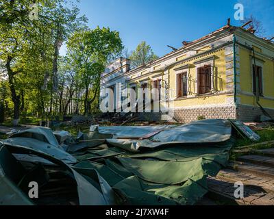 Région de Kharkiv, Kharkov, Skovorodinovka, Skovorodinivka, Ukraine - 05.07.2022: Fragment de métal brisé détruit l'équipement militaire sur l'herbe près Banque D'Images