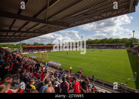 Vue générale sur le terrain au stade Lamex, stade du Stevenage football Club depuis le stand du Nord pendant le match Banque D'Images