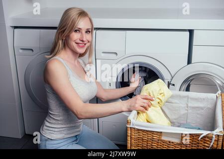 happy blonde femme linge se sentant heureux de doux frais linge arôme tissu adoucissant aromathérapie Banque D'Images