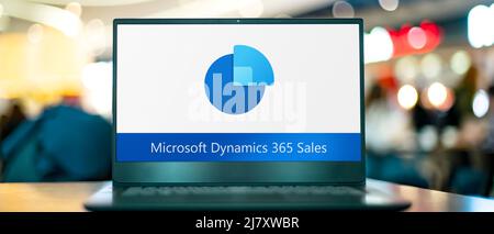 POZNAN, POL - APR 9, 2022 : ordinateur portable affichant le logo de Microsoft Dynamics 365 Sales Banque D'Images