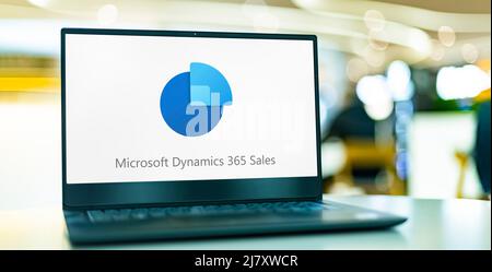 POZNAN, POL - APR 9, 2022 : ordinateur portable affichant le logo de Microsoft Dynamics 365 Sales Banque D'Images