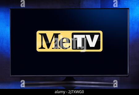 POZNAN, POL - 25 MARS 2022: Téléviseur à écran plat affichant le logo de MeTV, un réseau de télévision américain appartenant à Weigel Broadcasting Banque D'Images