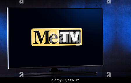 POZNAN, POL - 25 MARS 2022: Téléviseur à écran plat affichant le logo de MeTV, un réseau de télévision américain appartenant à Weigel Broadcasting Banque D'Images