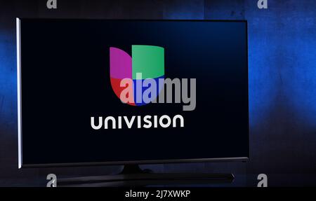 POZNAN, POL - 25 MARS 2022: Téléviseur à écran plat affichant le logo d'Univision, un réseau de télévision gratuit de langue espagnole américaine appartenant à Tele Banque D'Images