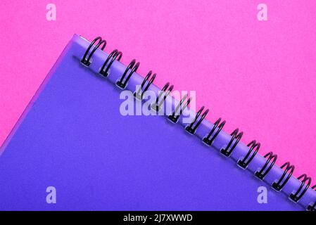 Fait partie d'un cahier wirebonk (ou spiralé) avec une couverture en plastique violet translucide sur fond rose. Banque D'Images