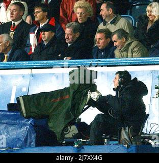 PORTSMOUTH V MAN VILLE NOUVEAU DIRECTEUR DU FOOTBALL VALIMIR ZAJEC, PRÉSIDENT MILAN MANDARIC, DIRECTEUR HARRY REDKNAPP ET GEORGE BEST DANS LE STAND AU PARC FRATTON PIC MIKE WALKER, 2004 Banque D'Images