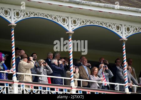 Les Racegoers dans les stands regardant le Churchill Tires Handicap pendant la première journée du Dante Festival 2022 à l'hippodrome de York. Date de la photo: Mercredi 11 mai 2021. Banque D'Images