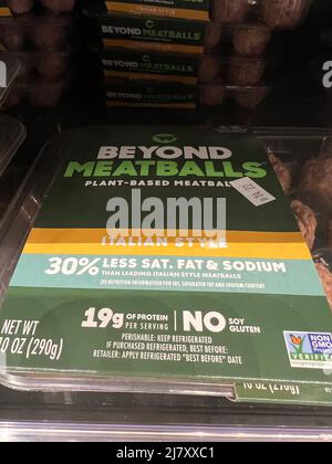 Au-delà des boulettes de viande, boulettes de viande à base de plantes, avec un nouvel emballage sur la tablette du réfrigérateur dans une épicerie. Banque D'Images