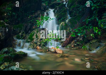 Photo de l'eau qui coule entre les rochers au pied du mont Paro, Aceh, Indonésie. Banque D'Images