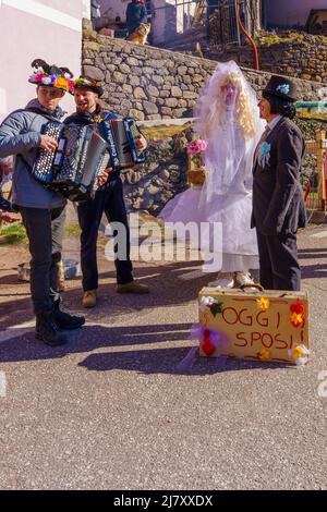 Valfloriana, Italie - 26 février 2022 : les participants au Carnaval se sont déguisés en mariée et en marié, et en musiciens, dans le carnaval de Valfloriana, Trentin, Nord Banque D'Images