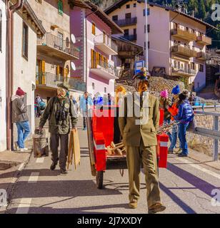Valfloriana, Italie - 26 février 2022 : participant au Carnaval réadoptant des événements locaux, dans le carnaval de Valfloriana, Trentin, Italie du Nord Banque D'Images