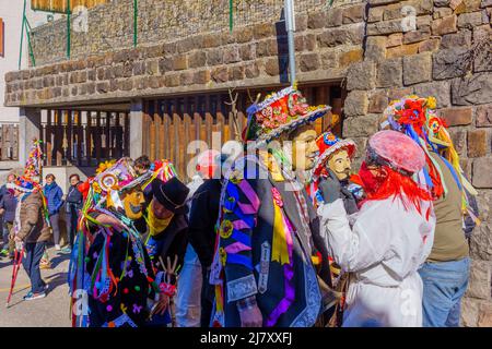 Valfloriana, Italie - 26 février 2022 : les participants du Carnaval en costumes traditionnels, et les spectateurs, dans le Carnaval de Valfloriana, Trentin, Nord Banque D'Images