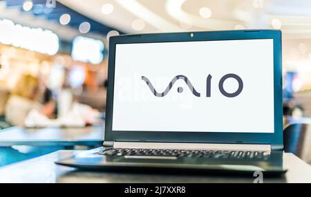 POZNAN, POL - 05 FÉVRIER 2022 : ordinateur portable affichant le logo de VAIO, une marque d'ordinateurs personnels et d'électronique grand public, actuellement développée par Ja Banque D'Images
