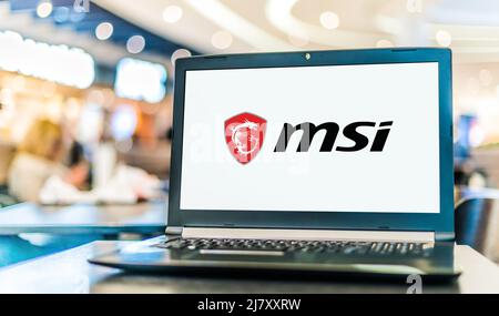 POZNAN, POL - 05 FÉVRIER 2022 : ordinateur portable affichant le logo de micro-Star International, une société multinationale taïwanaise de technologie de l'information Banque D'Images