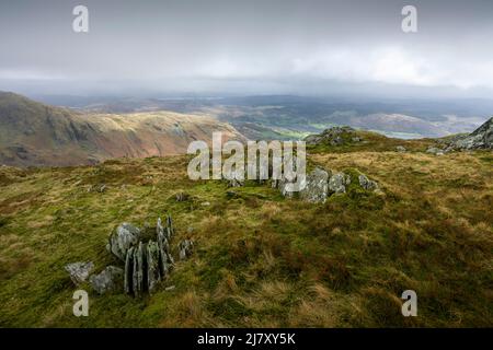 Le vieil homme de Coniston à la fin de l'hiver avec la vallée de Coppermines et Coniston eau en dessous dans le parc national de Lake District, Cumbria, Angleterre. Banque D'Images