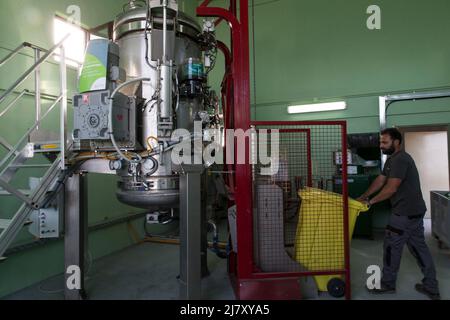 Athènes, Grèce. 9th mai 2022. Un employé de la municipalité de l'île de Tilos travaille au centre de recyclage de Tilos, en Grèce, le 9 mai 2022. Tilos, une petite île du sud-est de la mer Égée avec plus de 500 habitants, est la première île de Grèce à compter entièrement sur les énergies renouvelables pour répondre à ses besoins énergétiques. Après avoir été autosuffisant en énergie grâce à l'énergie éolienne et solaire, l'île, avec environ 80 pour cent de ses déchets maintenant recyclés, vise également à devenir une île « zéro déchet ». Crédit: Marios Lolos/Xinhua/Alamy Live News Banque D'Images
