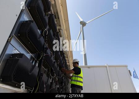Athènes, Grèce. 9th mai 2022. Un employé travaille par les batteries du système de stockage d'énergie sur l'île de Tilos, Grèce, le 9 mai 2022. Tilos, une petite île du sud-est de la mer Égée avec plus de 500 habitants, est la première île de Grèce à compter entièrement sur les énergies renouvelables pour répondre à ses besoins énergétiques. Après avoir été autosuffisant en énergie grâce à l'énergie éolienne et solaire, l'île, avec environ 80 pour cent de ses déchets maintenant recyclés, vise également à devenir une île « zéro déchet ». Crédit: Marios Lolos/Xinhua/Alamy Live News Banque D'Images