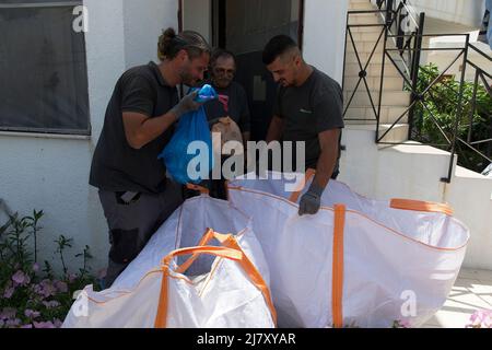 Athènes, Grèce. 9th mai 2022. Des employés de la municipalité de l'île de Tilos collectent des déchets recyclés sur l'île de Tilos, Grèce, le 9 mai 2022. Tilos, une petite île du sud-est de la mer Égée avec plus de 500 habitants, est la première île de Grèce à compter entièrement sur les énergies renouvelables pour répondre à ses besoins énergétiques. Après avoir été autosuffisant en énergie grâce à l'énergie éolienne et solaire, l'île, avec environ 80 pour cent de ses déchets maintenant recyclés, vise également à devenir une île « zéro déchet ». Crédit: Marios Lolos/Xinhua/Alamy Live News Banque D'Images