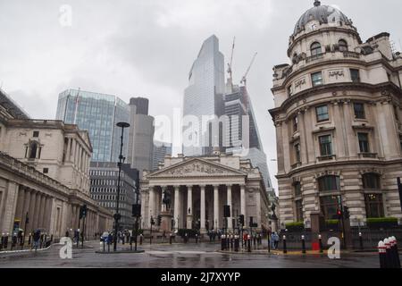 Londres, Royaume-Uni. 11th mai 2022. La Bourse royale et la Banque d'Angleterre dans la ville de Londres, le quartier financier de la capitale, le jour des pluies. Credit: Vuk Valcic/Alamy Live News Banque D'Images