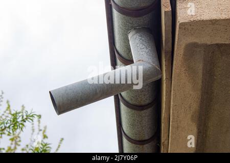 Vieux gouttières de toit en métal, gros plan. Méthode courante de vidange de l'eau de pluie. Banque D'Images