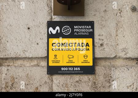 VALENCE, ESPAGNE - 05 MAI 2022 : plaque Movistar Prosegur Alarmas sur la façade du bâtiment Banque D'Images