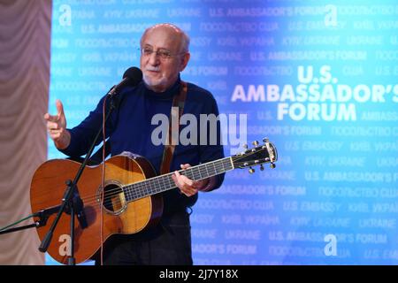 Peter Yarrow, musicien du légendaire groupe folklorique Peter, Paul et Mary, se produit au Forum des ambassadeurs des États-Unis, le 13 décembre 2012 à Kiev, en Ukraine.