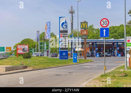 Belgrade, Serbie - 08 mai 2022 : entrée de la station-service rénovée Zž à l'autoroute Gazprom Neft Russian Petroleum Company. Banque D'Images