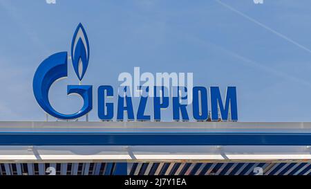 Belgrade, Serbie - 08 mai 2022 : la compagnie pétrolière russe signe Gazprom à la station-service sur Blue Sky. Banque D'Images