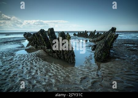 SS Nornen Shipwreck, Berrow, se reflétant dans des bassins d'eau par une journée ensoleillée Banque D'Images