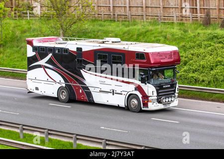 Scania Professional Empire transport Horsebox de 18 tonnes. 2006 Red SCANIA 8970cc Diesel Truck, Scania série 4 340 motorhome ; conduite sur l'autoroute M6, Manchester, Royaume-Uni Banque D'Images