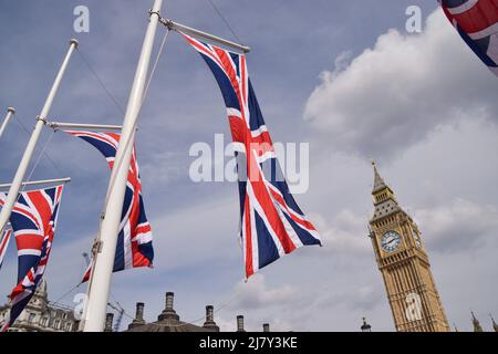 Londres, Royaume-Uni. 9th mai 2022. Union Jacks à la place du Parlement. Banque D'Images