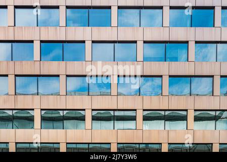 Façade moderne ou contemporaine d'un lieu de travail avec motif de fenêtre. Façade de bureau contemporaine avec fenêtres rectangulaires dans un bâtiment multinational moderne Banque D'Images