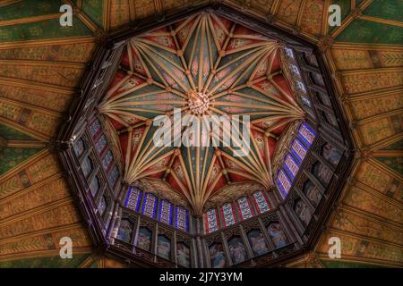 La spectaculaire lanterne en bois recouvrant la tour octogonale du 14th siècle de la cathédrale d'Ely. Des angles musicaux décorent les 32 panneaux en bois sous les fenêtres Banque D'Images