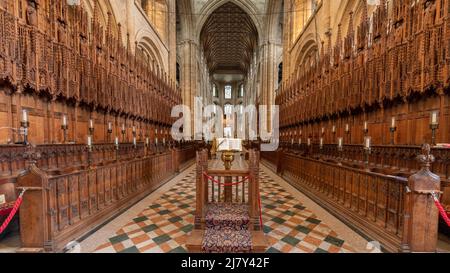 Les stands de choeurs victoriens en bois finement sculptés de la cathédrale de Peterborough datent de late1800s et remplacent ceux détruits par les troupes de Cromwell Banque D'Images