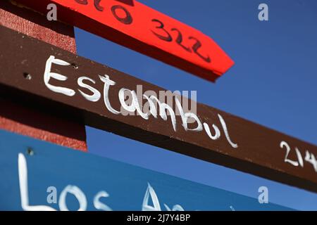 Météo saisonnière, canal de Göta au Gastrobar & Glass de Claudia à Ljung, en Suède, jeudi. Des panneaux qui montrent une direction symbolique vers différentes destinations dans le monde. Banque D'Images