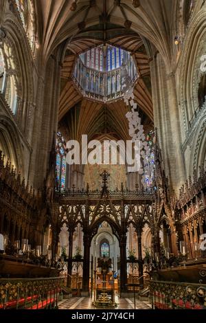 Le chœur s'étals, rood en bois sculpté, la tour Octagon et la Lanterne de la cathédrale d'Ely Banque D'Images