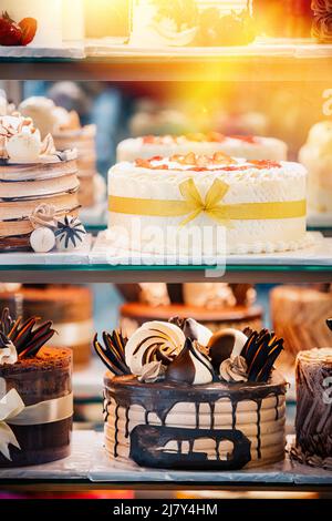 assortiment de pâtisseries délicieuses dans la boulangerie. Différents types de gâteaux sucrées dans pâtisserie vitrine en verre. Bon assortiment de confiseries. Buffet Banque D'Images