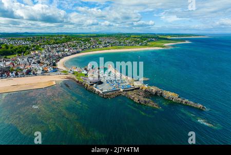Vue aérienne de Milsey Bay, West Bay et du port de North Berwick à East Lothian, Écosse, Royaume-Uni Banque D'Images