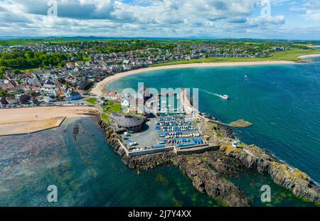 Vue aérienne de Milsey Bay, West Bay et du port de North Berwick à East Lothian, Écosse, Royaume-Uni Banque D'Images