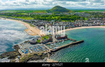 Vue aérienne de Milsey Bay, West Bay et du port de North Berwick à East Lothian, Écosse, Royaume-Uni Banque D'Images