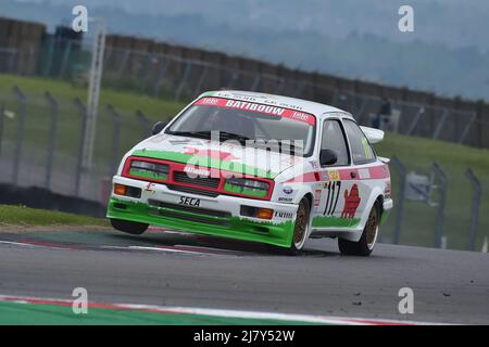 Sur trois roues, David Tomlin, Ford Sierra RS500, Une course d'une heure avec la possibilité d'un deuxième pilote dans les berlines emblématiques et les pilotes de voiture de tourisme qui com Banque D'Images