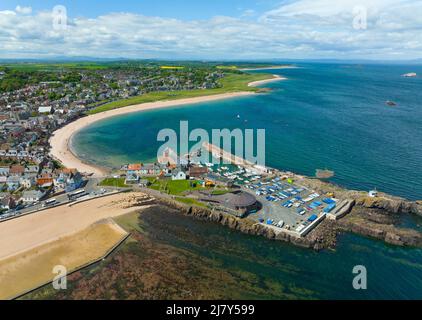 Vue aérienne de Milsey Bay , West Bay et du port de North Berwick à East Lothian, Écosse, Royaume-Uni Banque D'Images