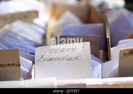 Différents types de graines à vendre, ici Alcea rosea, le hollyhock commun, pendant le marché de jardin 'Jättegrönt' le dimanche dans la vieille ville de Linköping (en suédois: Gamla Linköping), Linköping, Suède. Banque D'Images