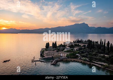 Punta San Vigilio, lac de Garde au coucher du soleil, vue aérienne. Italie Banque D'Images